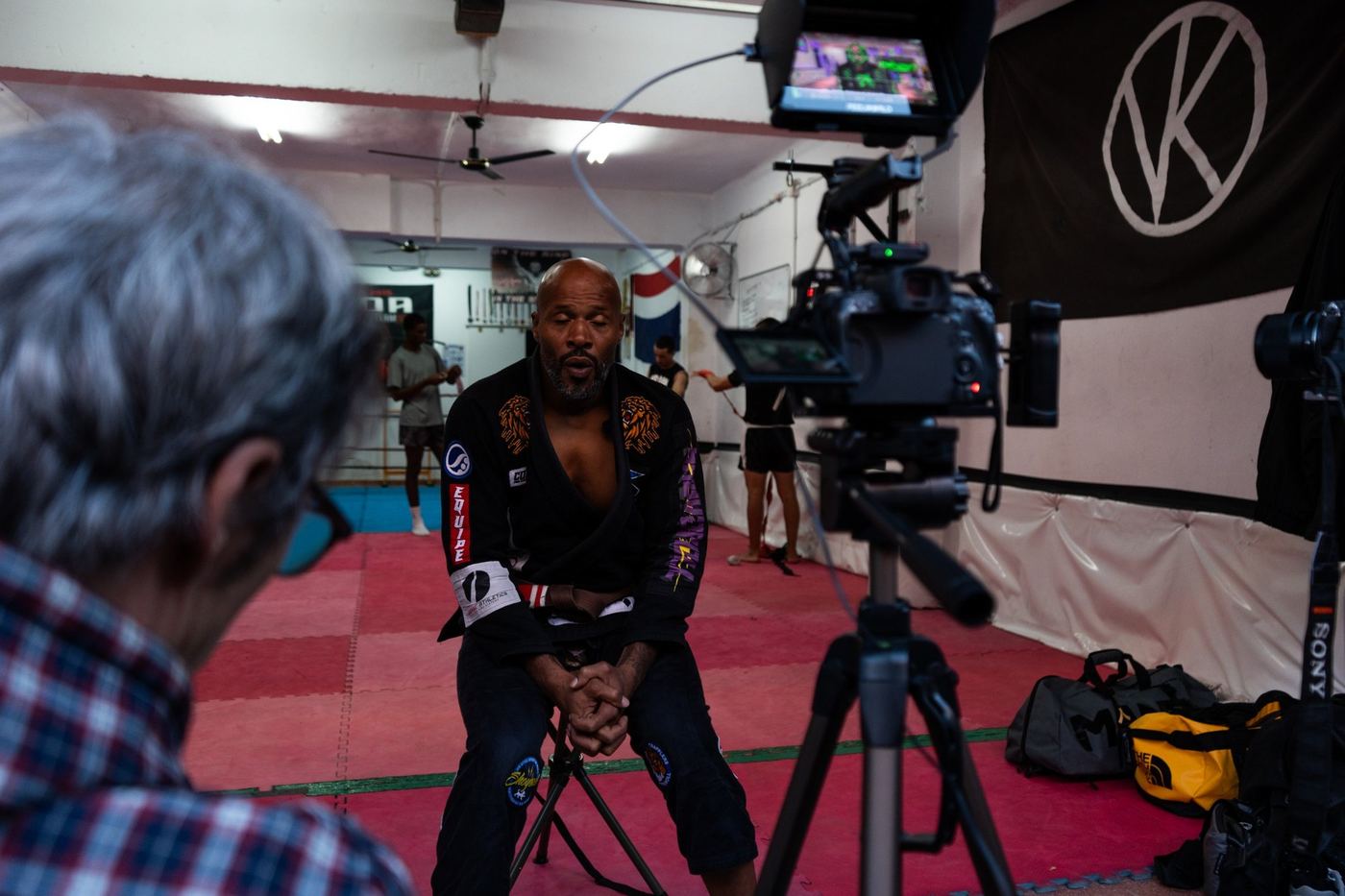 Entrevista a un practicante de jiu-jitsu frente a la cámara, en un gimnasio